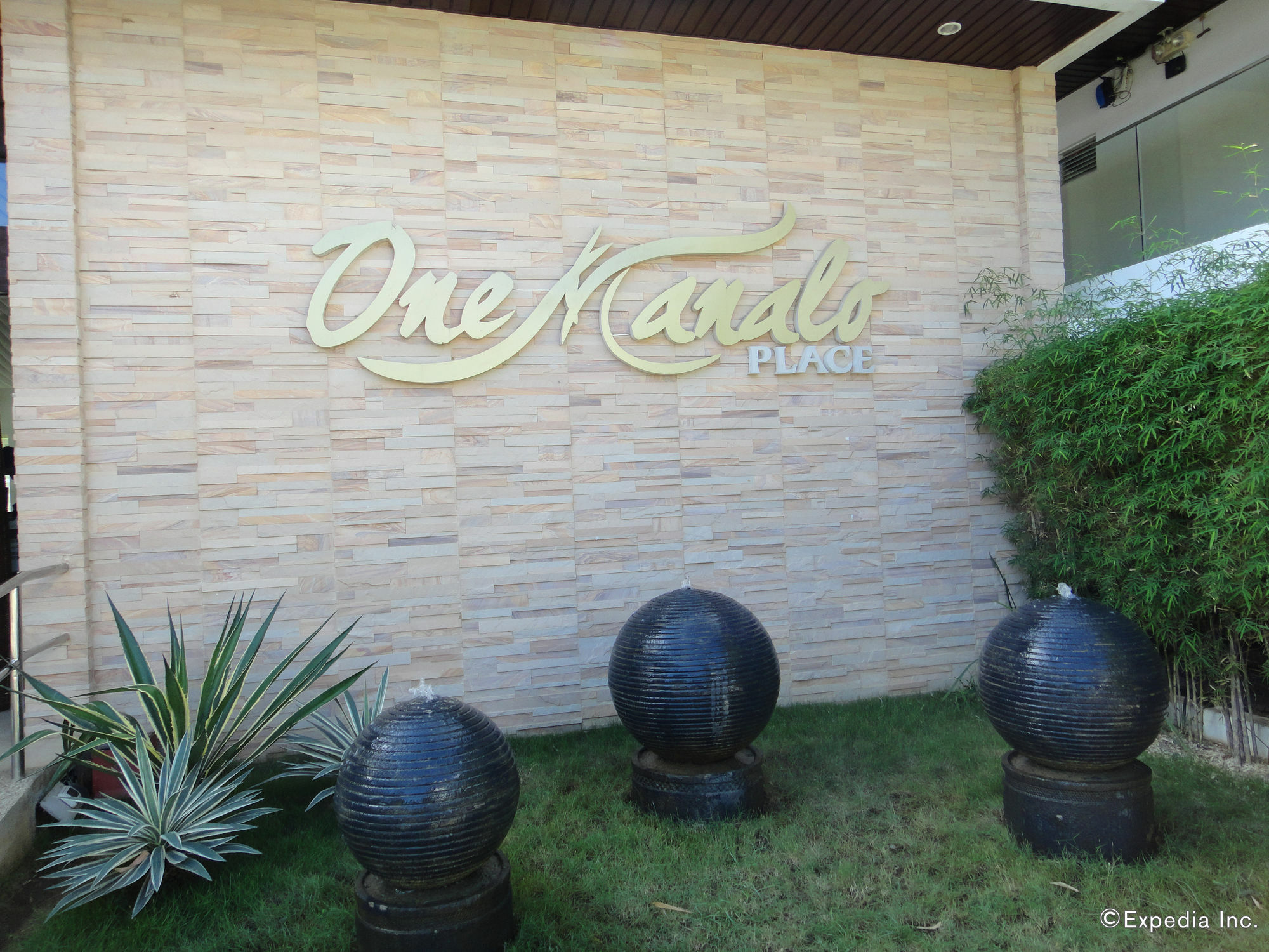 One Manalo Place Puerto Princesa Buitenkant foto